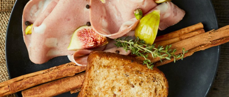 Mortadella con Pistacci